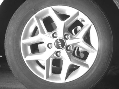 Used 2025 Kia Soul LX w/ LX Technology Package FWD image 13