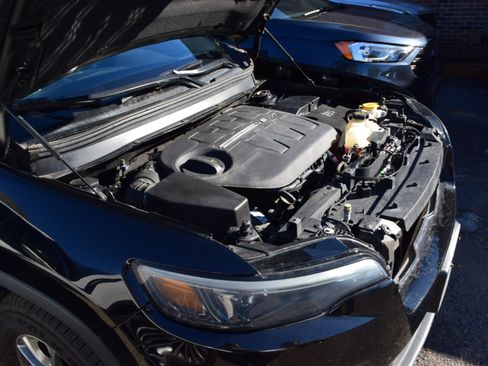 Used 2019 Jeep Cherokee Latitude Plus w/ Comfort/Convenience Group image 25