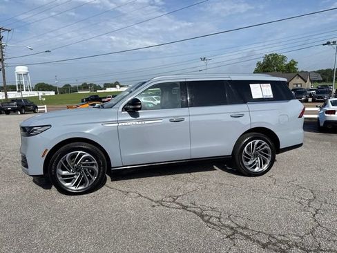 Used 2025 Lincoln Navigator Reserve AWD/4WD image 2