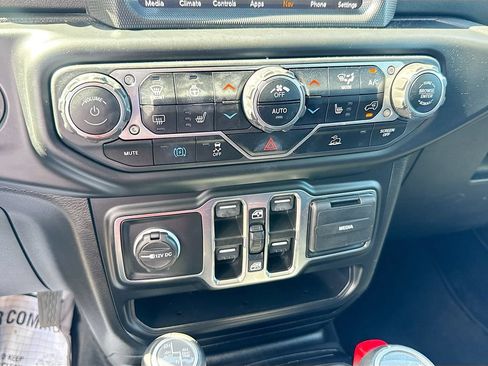 Used 2023 Jeep Wrangler Unlimited Sahara w/ Cold Weather Group AWD/4WD image 17