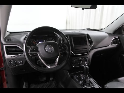 Used 2019 Jeep Cherokee Latitude Plus w/ Cold Weather Group AWD/4WD image 6