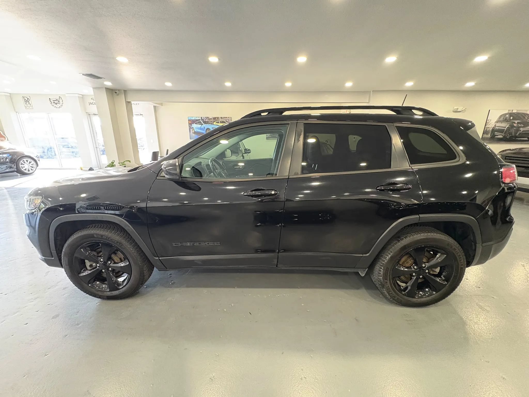 Used 2020 Jeep Cherokee Latitude Plus AWD/4WD image 4