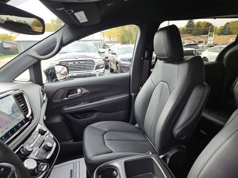 New 2026 Chrysler Pacifica Select image 35