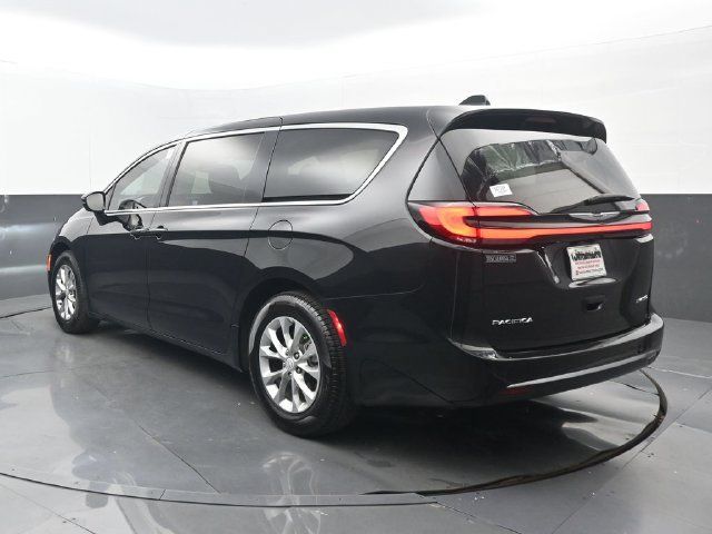 Used 2026 Chrysler Pacifica Limited FWD image 3