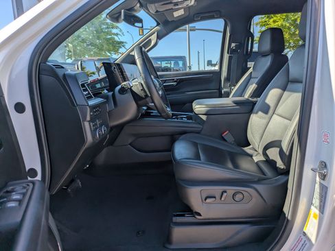 Used 2025 Chevrolet Suburban Z71 AWD/4WD image 18