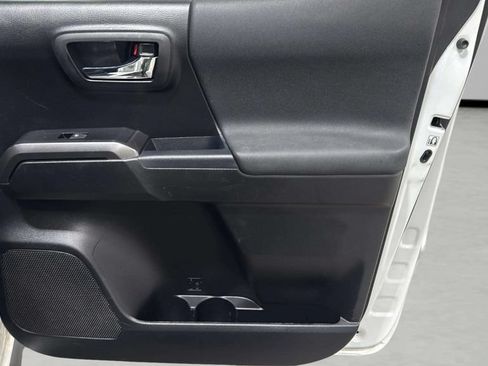 Used 2019 Toyota Tacoma SR5 AWD/4WD image 13