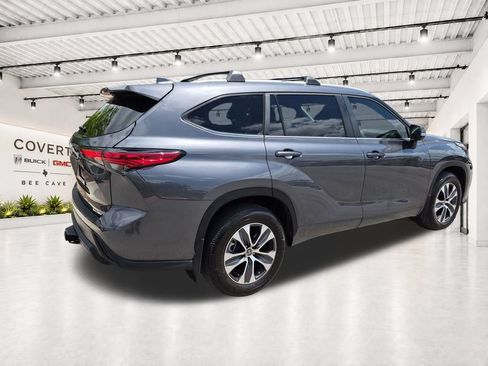 Used 2023 Toyota Highlander XLE AWD/4WD image 11