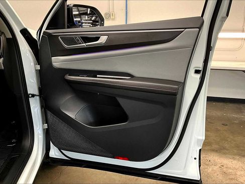 Used 2025 Volkswagen Atlas Peak Edition SE image 27