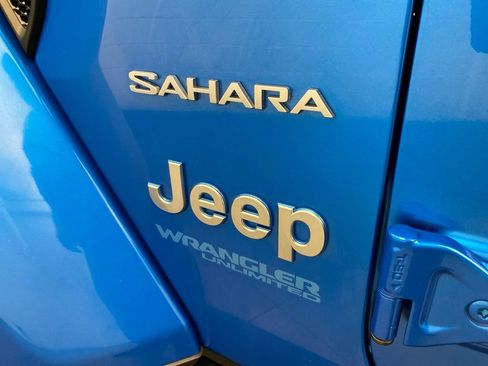 Used 2022 Jeep Wrangler Unlimited Sahara AWD/4WD image 14
