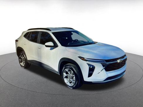 Used 2025 Chevrolet Trax LT image 4