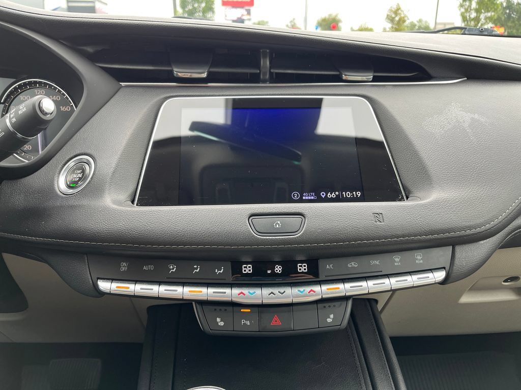 Used 2020 Cadillac XT4 Luxury w/ Cold Weather Package FWD image 24