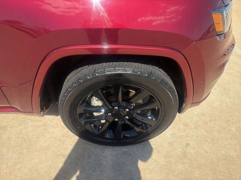 Used 2018 Jeep Grand Cherokee Altitude image 26