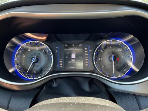 Used 2020 Chrysler Pacifica Touring-L w/ Tire & Wheel Group FWD image 15