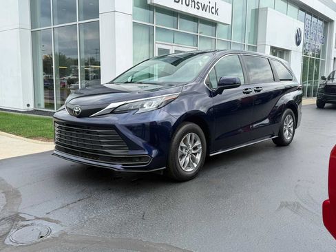 Used 2026 Toyota Sienna LE AWD/4WD image 1