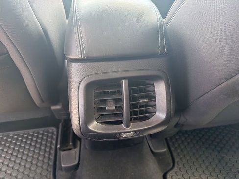 Used 2019 Jeep Cherokee Latitude w/ Cold Weather Group image 11