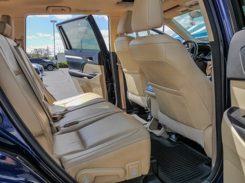 Used 2016 Toyota Highlander XLE AWD/4WD image 11