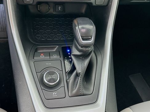 Used 2022 Toyota RAV4 XLE Premium image 24