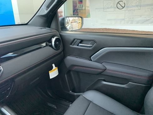 Used 2025 Chevrolet Colorado Z71 w/ Technology Package AWD/4WD image 41