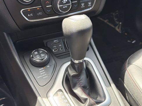 Used 2018 Jeep Cherokee Trailhawk AWD/4WD image 24