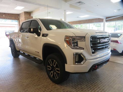 Used 2021 GMC Sierra 1500 AT4 w/ AT4 Value Package AWD/4WD image 3