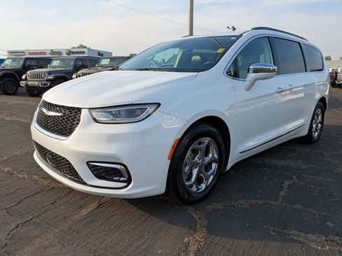 Used 2022 Chrysler Pacifica Limited FWD image 8