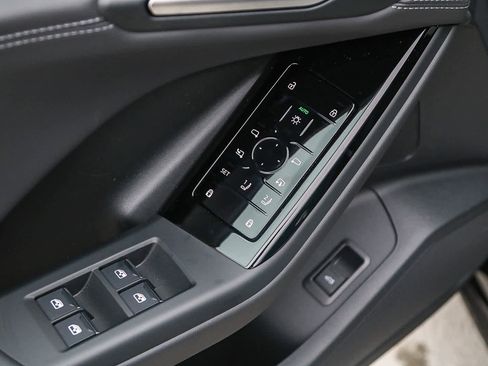 Used 2025 Audi Q6 e-tron Premium w/ Convenience Package image 24