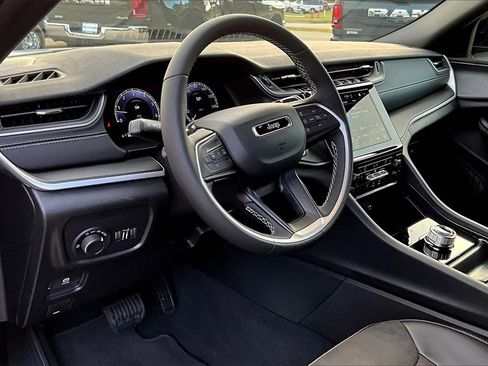 New 2025 Jeep Grand Cherokee Laredo image 6