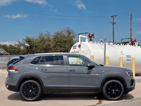 New 2026 Volkswagen Atlas Cross Sport SE FWD image 4
