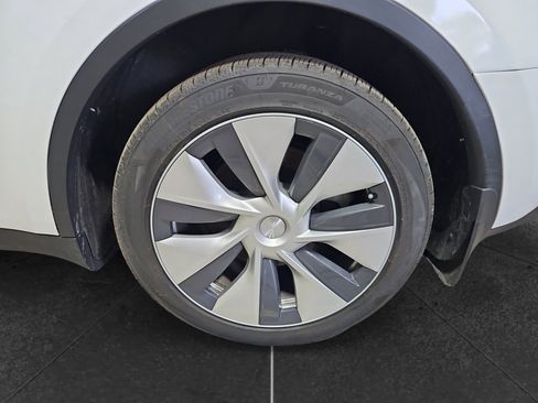 Used 2023 Tesla Model Y Long Range AWD/4WD image 31