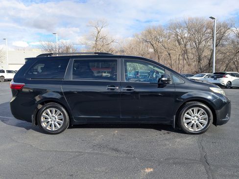 Used 2017 Toyota Sienna Limited Premium image 2