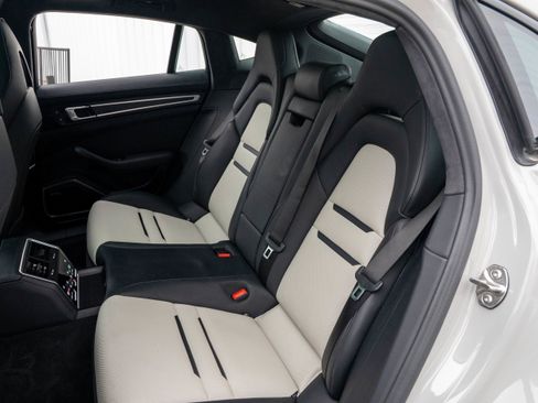 Used 2022 Porsche Panamera GTS w/ Premium Package image 35