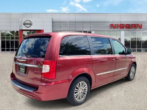 Used 2014 Chrysler Town & Country Touring-L FWD image 4