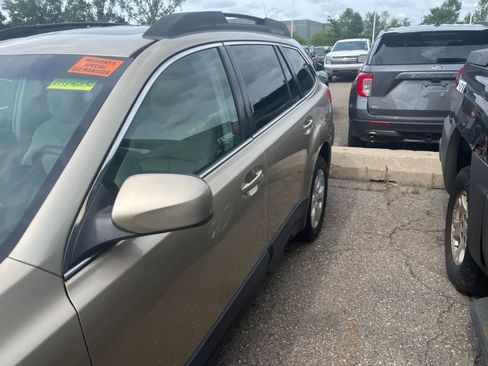 Used 2010 Subaru Outback 2.5i Limited AWD/4WD image 8