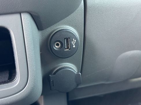 Used 2019 Nissan Frontier SV image 41