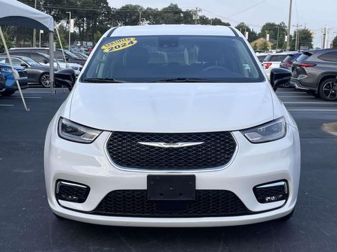 Used 2024 Chrysler Pacifica Touring-L FWD image 2