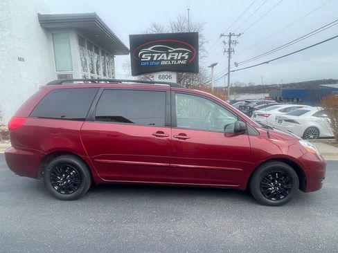 Used 2010 Toyota Sienna LE FWD image 1
