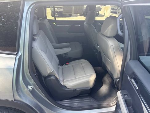 Used 2025 GMC Acadia Elevation w/ Elevation Premium Package FWD image 11