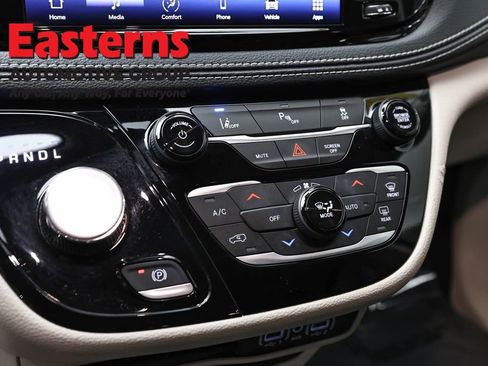 Used 2023 Chrysler Pacifica Touring-L FWD image 20