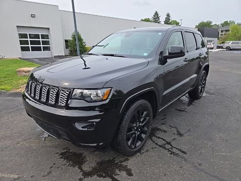 Used 2019 Jeep Grand Cherokee Altitude AWD/4WD image 9