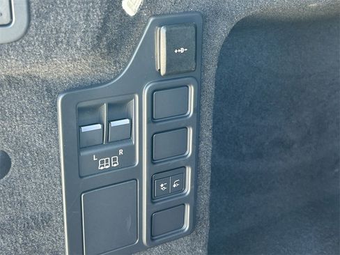 Used 2025 Land Rover Discovery Dynamic SE image 16