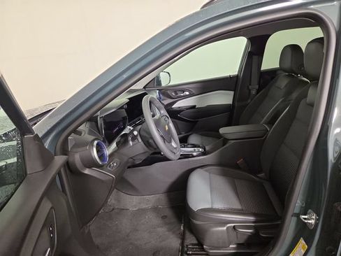 Used 2025 Chevrolet Trax LT FWD image 12