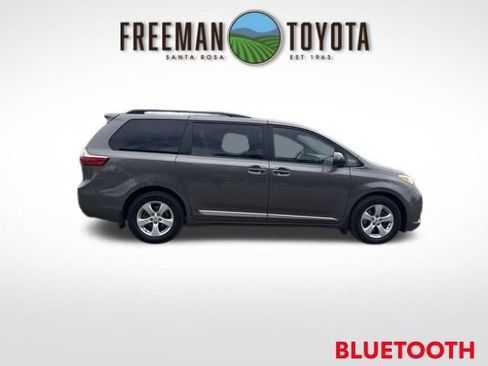 Used 2017 Toyota Sienna LE FWD image 4