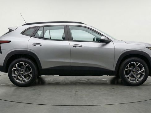 Used 2025 Chevrolet Trax LT FWD image 11