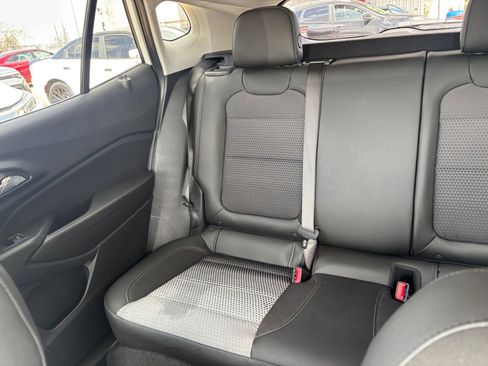 Used 2025 Chevrolet Trax LT image 38