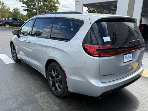 New 2026 Chrysler Pacifica Limited image 6