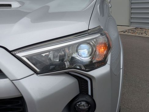 Used 2018 Toyota 4Runner TRD Off-Road Premium AWD/4WD image 10