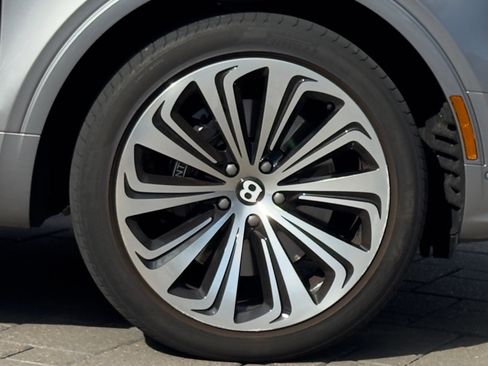 Used 2022 Bentley Bentayga AWD/4WD image 6