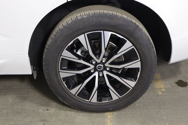 Used 2024 Volvo XC60 B5 Plus AWD/4WD image 37