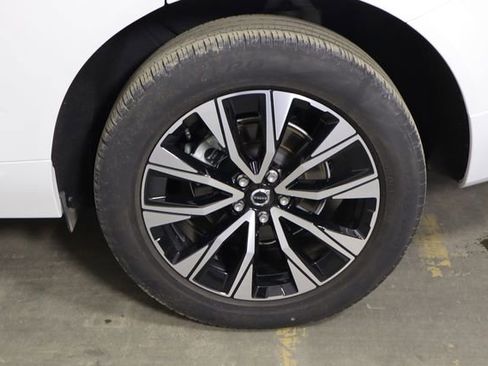 Used 2024 Volvo XC60 B5 Plus AWD/4WD image 37