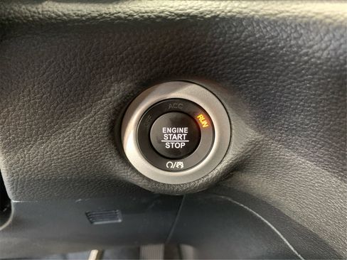 Used 2025 Chrysler Pacifica Limited image 29